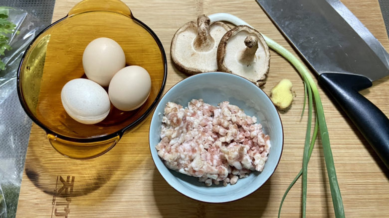 肉末鸡蛋羹➕香菇肉末鸡蛋羹,食材合照：虫草蛋三个，五花肉末100g，<a style='color:red;display:inline-block;' href='/shicai/ 230'>香菇</a>两颗，<a style='color:red;display:inline-block;' href='/shicai/ 157'>小葱</a>一根，<a style='color:red;display:inline-block;' href='/shicai/ 37'>姜</a>一小块