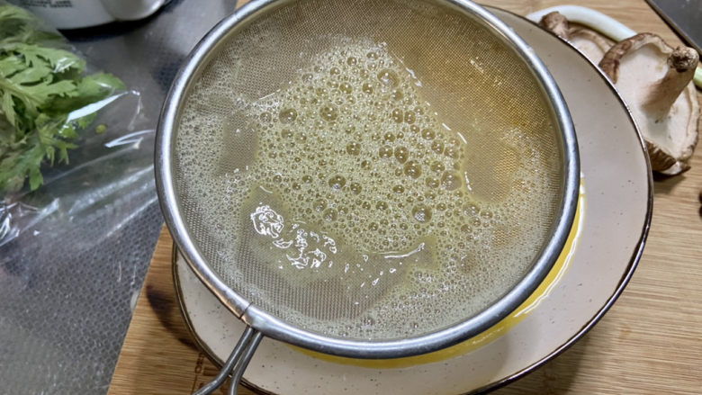 肉末鸡蛋羹➕香菇肉末鸡蛋羹,过筛两次,倒入容器
