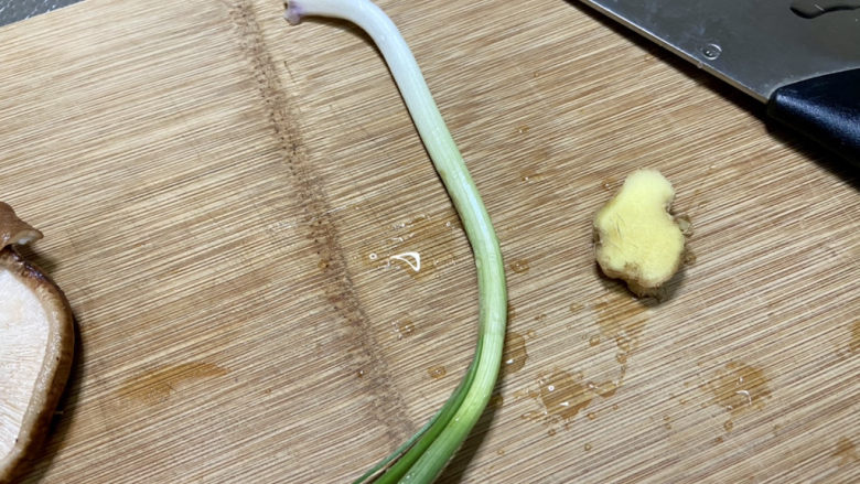 肉末鸡蛋羹➕香菇肉末鸡蛋羹,蒸鸡蛋的时候,来准备肉末:小葱洗净姜搓洗干净