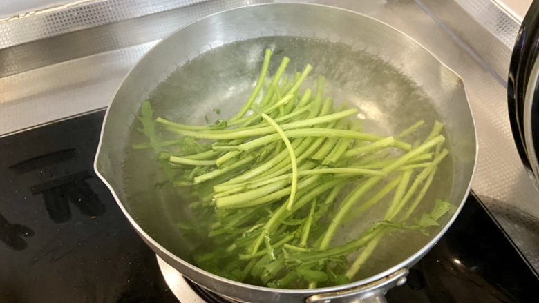 凉拌茼蒿➕蒜蓉凉拌茼蒿,加入茼蒿梗部分,烫半分钟捞出过凉