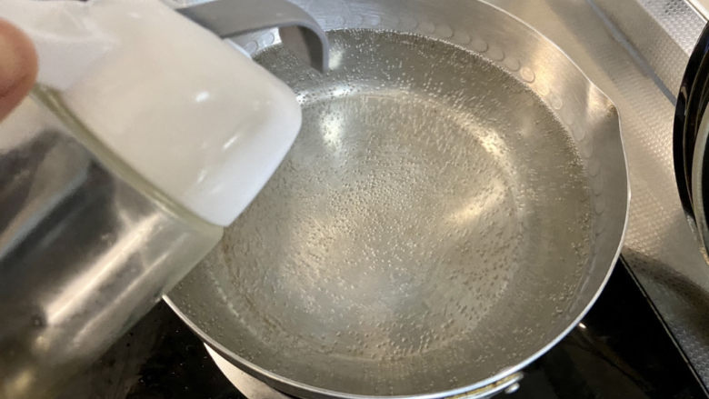 凉拌茼蒿➕蒜蓉凉拌茼蒿,坐锅烧水,水开加少许油