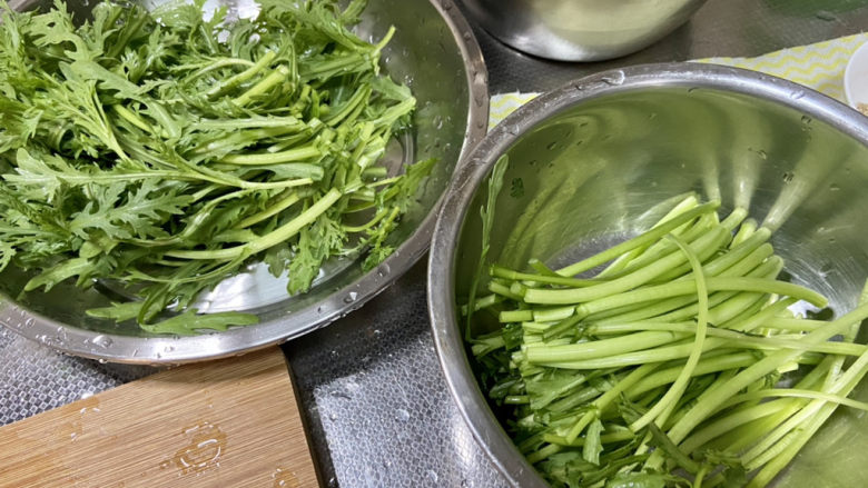 凉拌茼蒿➕蒜蓉凉拌茼蒿,茼蒿分梗和叶一切两半