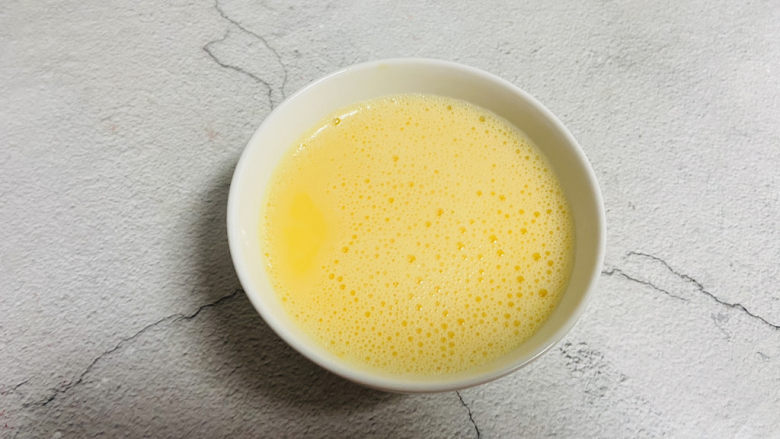 肉末鸡蛋羹,搅打均匀,加上温水。蛋液和温水的比例1:1.5