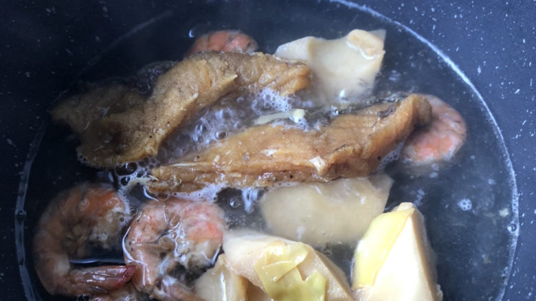 三鲜面,另起锅,倒开水下入配料煮开。