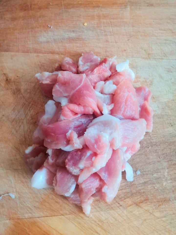 超好吃的川菜⇒水煮肉片(做法超级简单呦),准备一块<a style='color:red;display:inline-block;' href='/shicai/ 34494'>猪瘦肉</a>冷冻一下切成片,放在碗中用水浸泡一下,解冻泡出血水