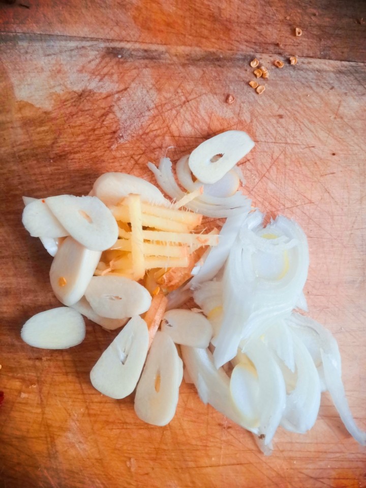 超好吃的川菜⇒水煮肉片(做法超级简单呦),准备好葱姜蒜麻椒干辣椒放到一边