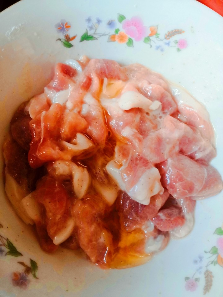 超好吃的川菜⇒水煮肉片(做法超级简单呦),抓拌均匀后倒入食用油封浆