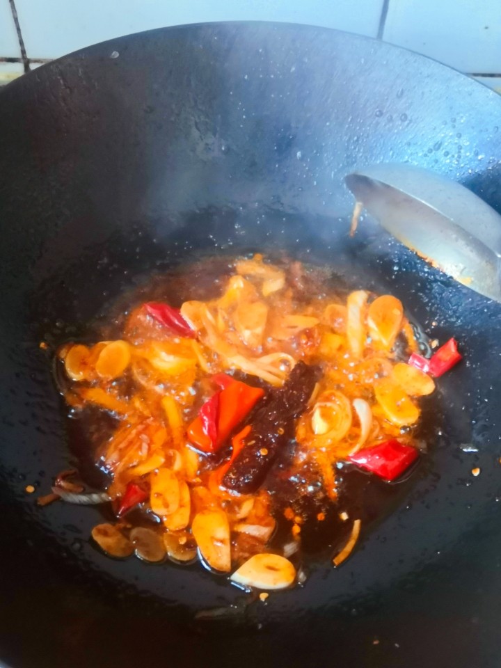 超好吃的川菜⇒水煮肉片(做法超级简单呦),起锅烧油下葱姜蒜爆香,倒半勺豆瓣酱炒出红油,再放一块红油火锅底料,加半盆清水