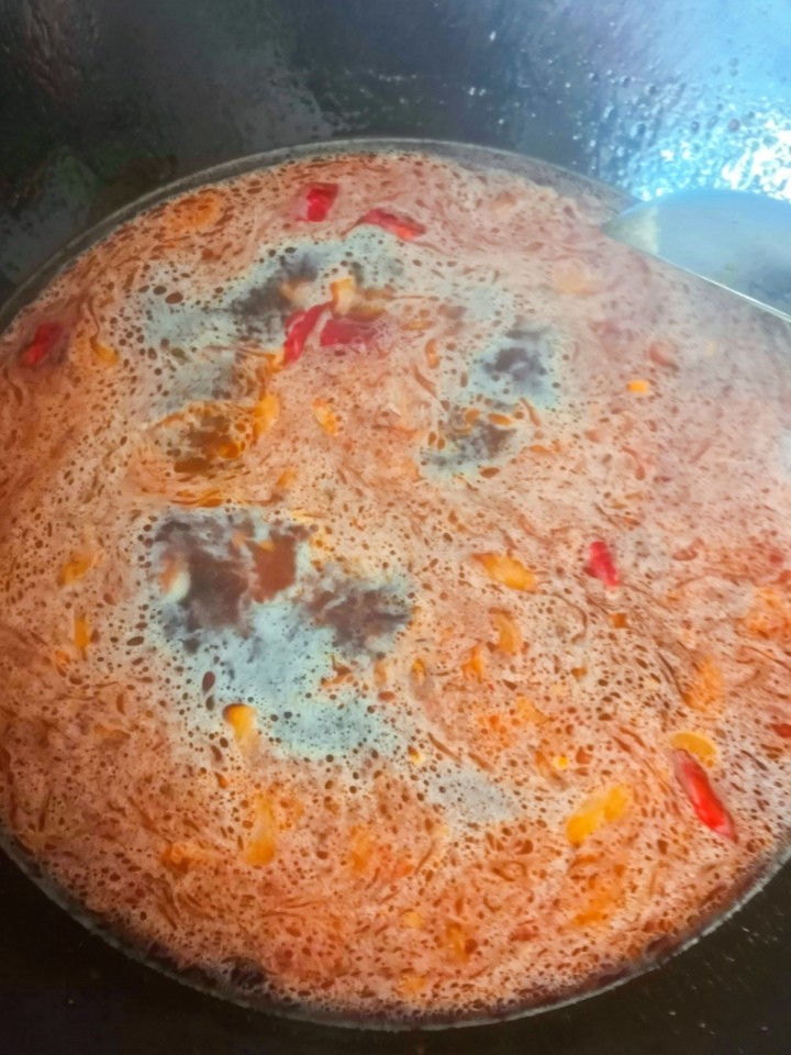 超好吃的川菜⇒水煮肉片(做法超级简单呦),再放入生抽,盐,鸡精,白糖,白胡椒粉,老抽