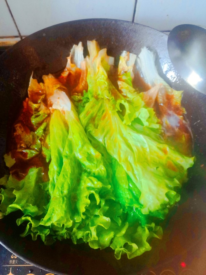 超好吃的川菜⇒水煮肉片(做法超级简单呦),放入喜欢吃的<a style='color:red;display:inline-block;' href='/shicai/ 3517'>青菜</a>,煮几分钟