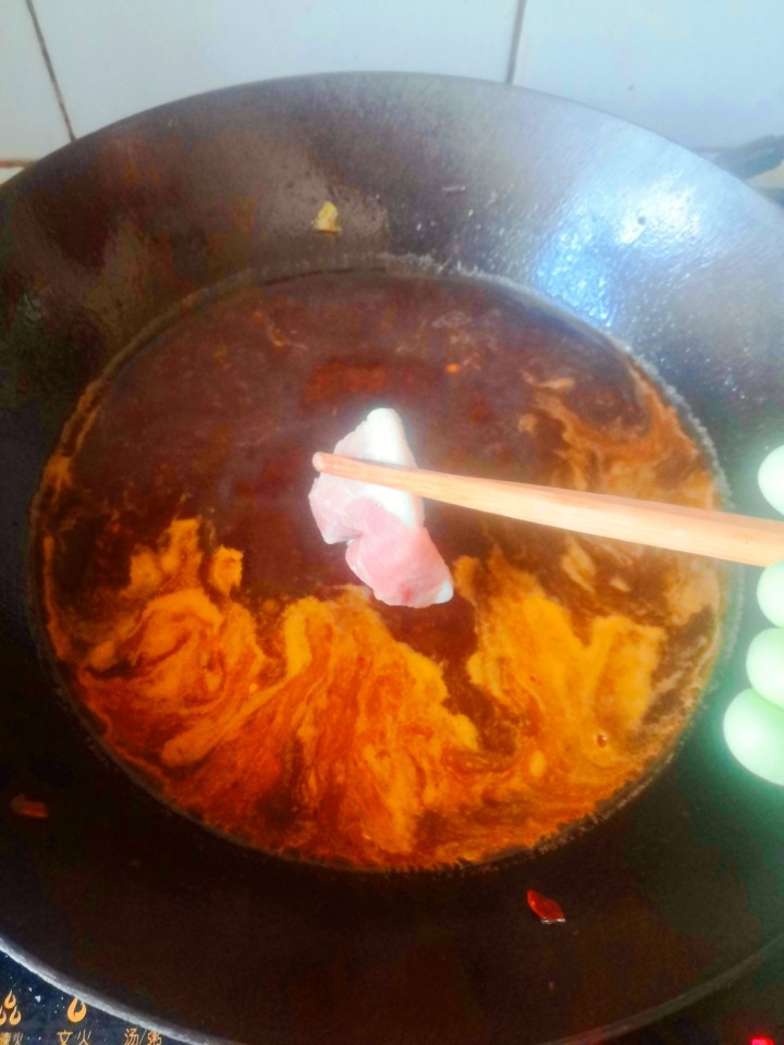 超好吃的川菜⇒水煮肉片(做法超级简单呦),小火下肉片