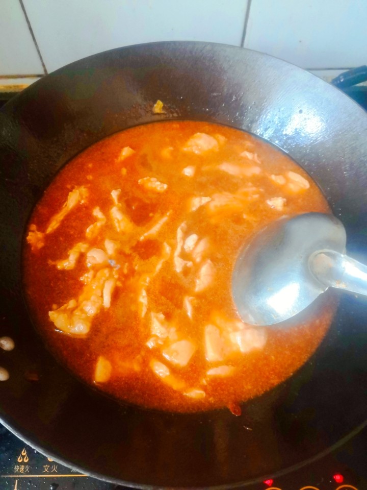超好吃的川菜⇒水煮肉片(做法超级简单呦),用勺子轻轻推动肉片,小火煮几分钟
