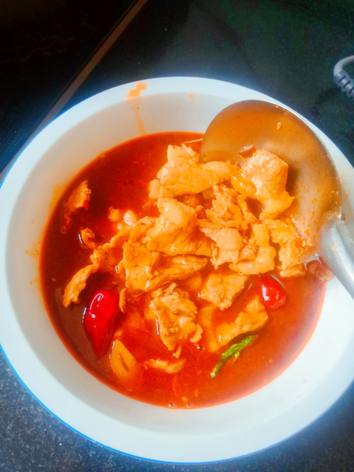 超好吃的川菜⇒水煮肉片(做法超级简单呦),把煮熟的肉片倒在煮熟的青菜上