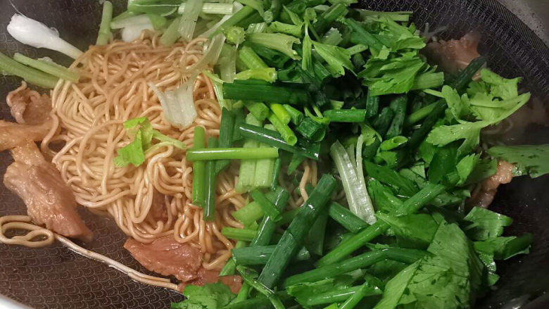 三鲜面,葱,芹菜加入锅中