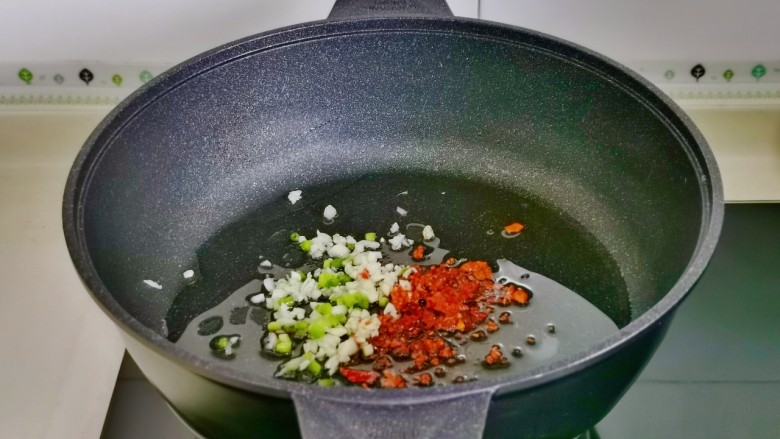 芋 头扣肉,起油锅,加入切好的葱蒜辣椒碎煸炒。