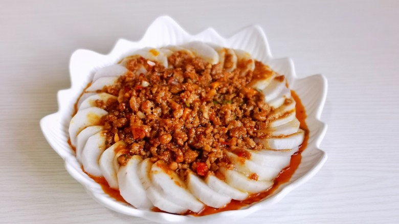 芋 头扣肉,炒好的肉糜连汤汁一起淋在芋头上,上锅再蒸5分钟即可。