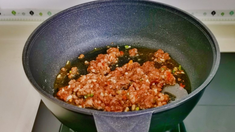 芋 头扣肉,再加入肉糜,小火翻炒。
