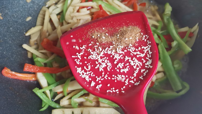 清炒春笋,加入适量的<a style='color:red;display:inline-block;' href='/shicai/ 744'>五香粉</a>,鸡精翻炒均匀即可出锅