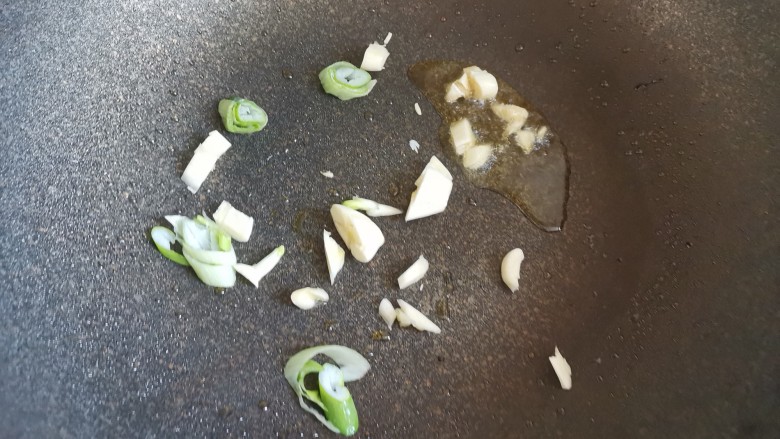 清炒春笋,起锅烧油,下入葱蒜炒香