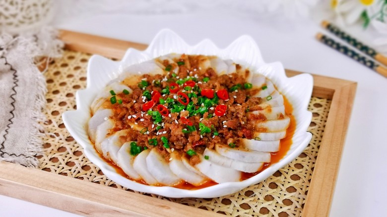 芋 头扣肉,取出撒上葱花,辣椒圈,<a style='color:red;display:inline-block;' href='/shicai/ 141911'>熟白芝麻</a>。