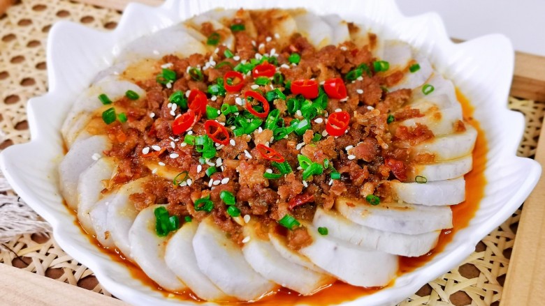 芋 头扣肉,这样就做好啦!芋头软糯,配上香辣的肉糜太赞了。