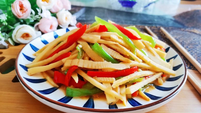 清炒春笋,盛入盘中,清炒春笋就做好了