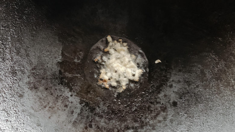 上汤菠菜,锅烧热油,加入蒜事先爆炒出香味