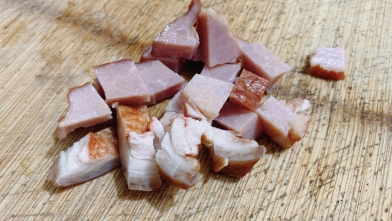 上汤菠菜,腊肉切两三片做配料,切成小粒备用