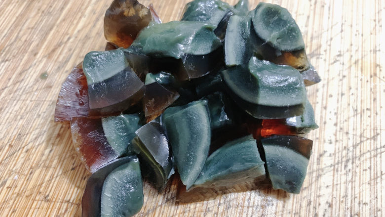 上汤菠菜,皮蛋一颗去壳,切成小块备用