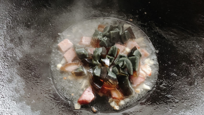上汤菠菜,同时加入皮蛋粒,翻炒出味道