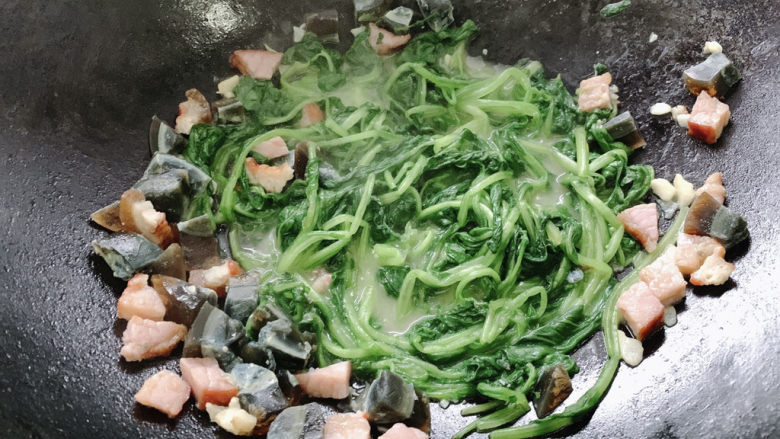 上汤菠菜,捞出沥干水分,加入鲜汤中