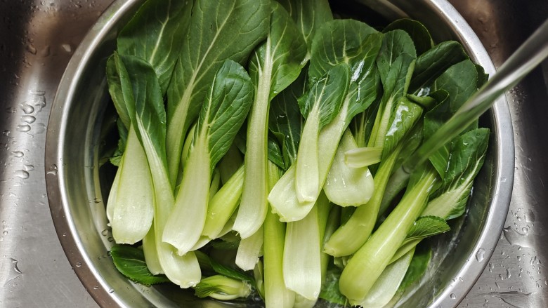 清炒油菜,青菜清洗干净,控干水分