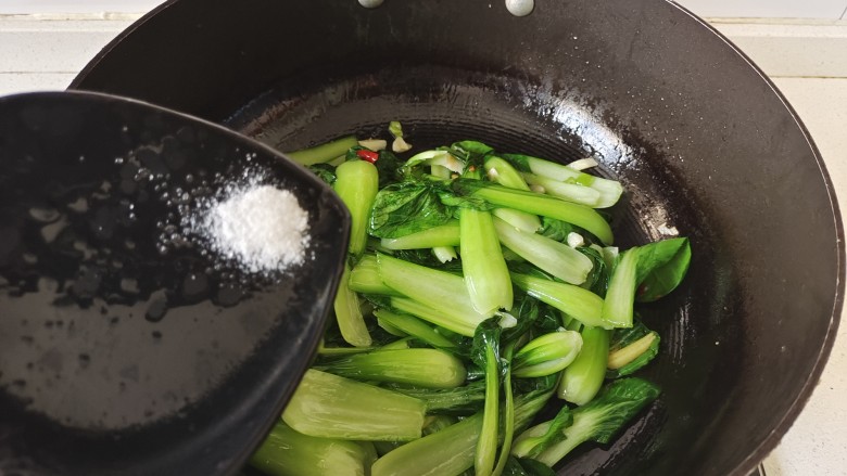 清炒油菜,翻炒至青菜变蔫,加入适量盐调味