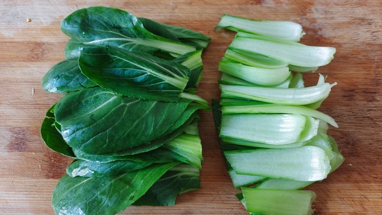 清炒油菜,把大一点的青菜挑出来,切成2段