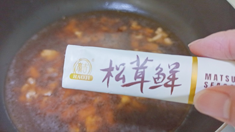 肉末粉丝煲,加入适量松茸鲜