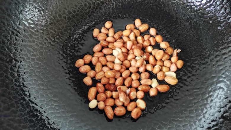 菠菜花生米,另起锅倒入少许油,放入花生米炒至酥脆