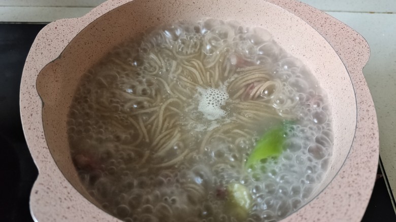 牛肉粉丝汤,煮开后,加入粉丝,煮至粉丝变透明