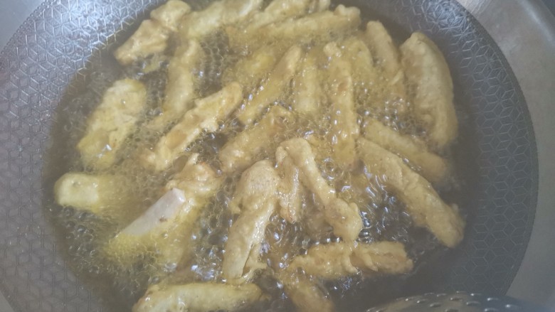 椒盐杏鲍菇,炸至表面金黄,捞出控油,再炸下一锅