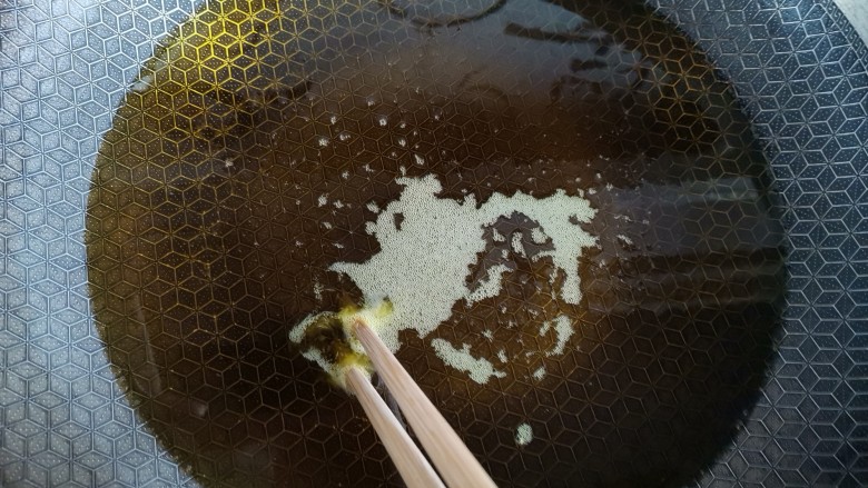 椒盐杏鲍菇,锅里烧油,油温六成热,就是筷子放进去有小泡泡冒出即可