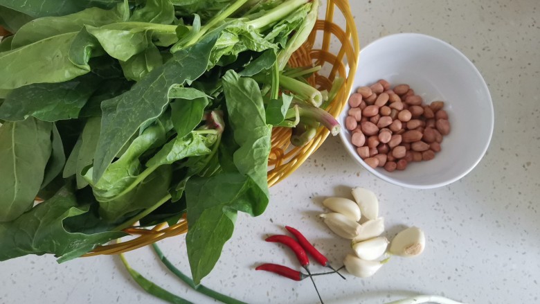 菠菜花生米,准备食材备用