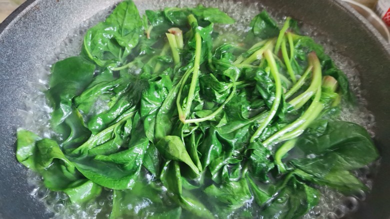 菠菜花生米,起锅烧水,加入适量的盐和油水,开下入<a style='color:red;display:inline-block;' href='/shicai/ 117'>菠菜</a>焯水两分钟捞出