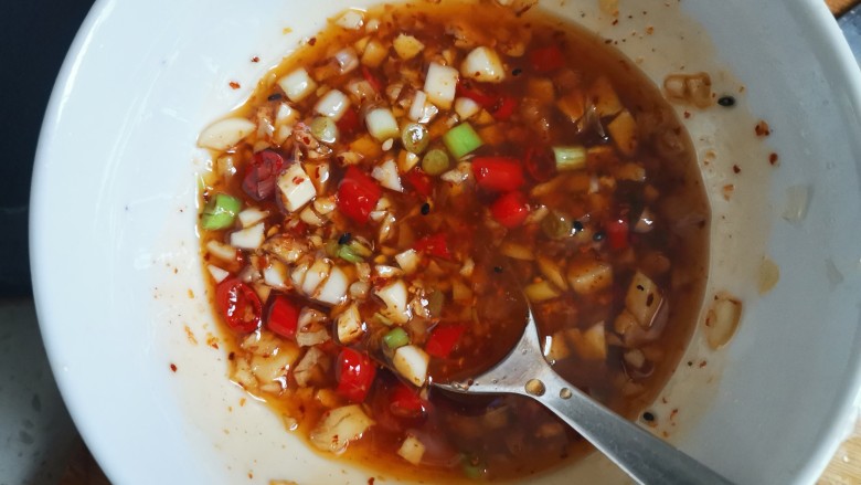 菠菜花生米,搅拌均匀备用,这样我们的万能料汁就做好了
