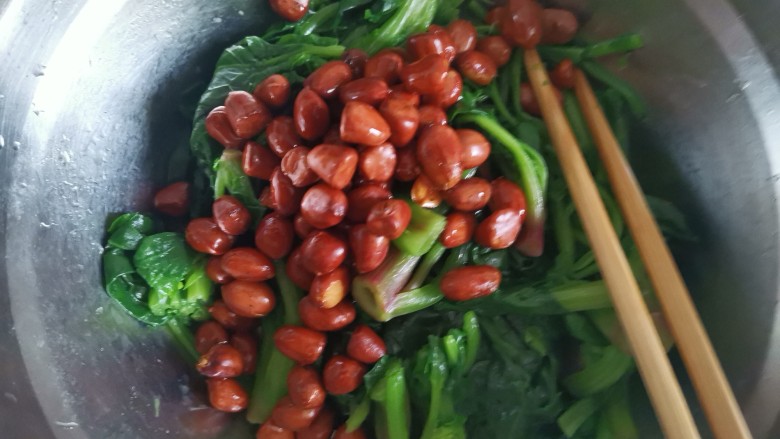 菠菜花生米,这时花生米已经放凉,把花生米放入菠菜中