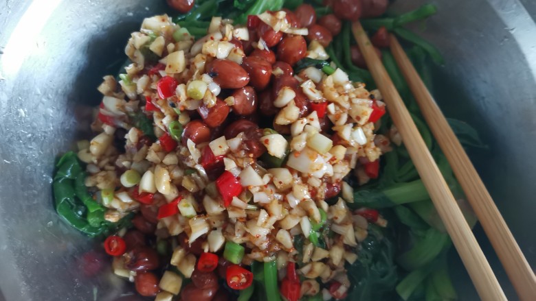 菠菜花生米,倒入刚刚调好的万能料汁,搅拌均匀即可装盘