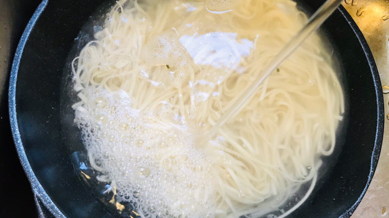 三鲜面,捞出面条,加入冷水过一下面条