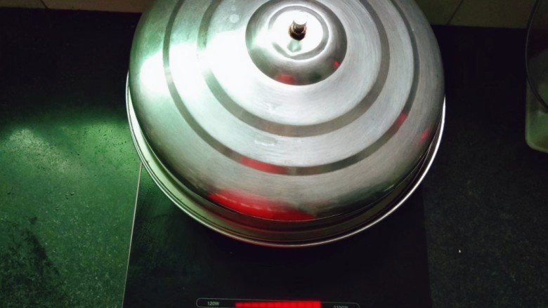 清蒸带鱼,盖上锅盖,大火烧开,蒸煮10-15 分钟