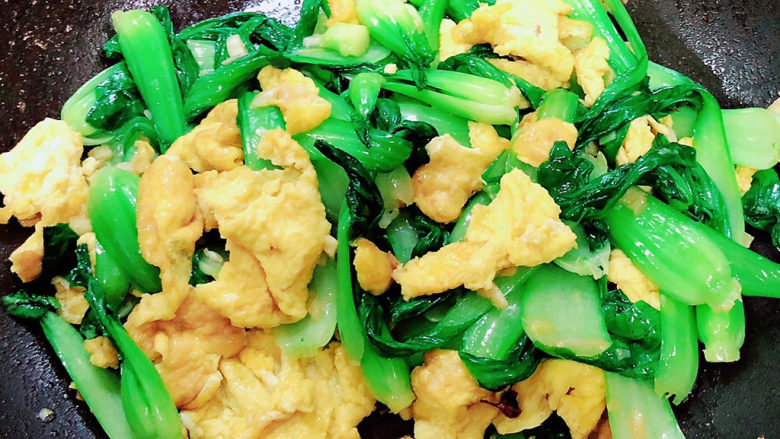 清炒油菜,翻炒入味后,即可出锅了。