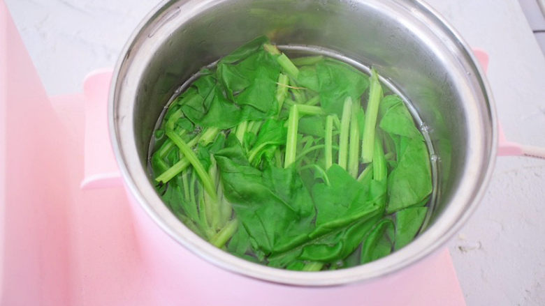 菠菜花生米,锅中烧开水,放入菠菜焯水一分钟后捞出过凉水,再挤干水分切成寸段备用