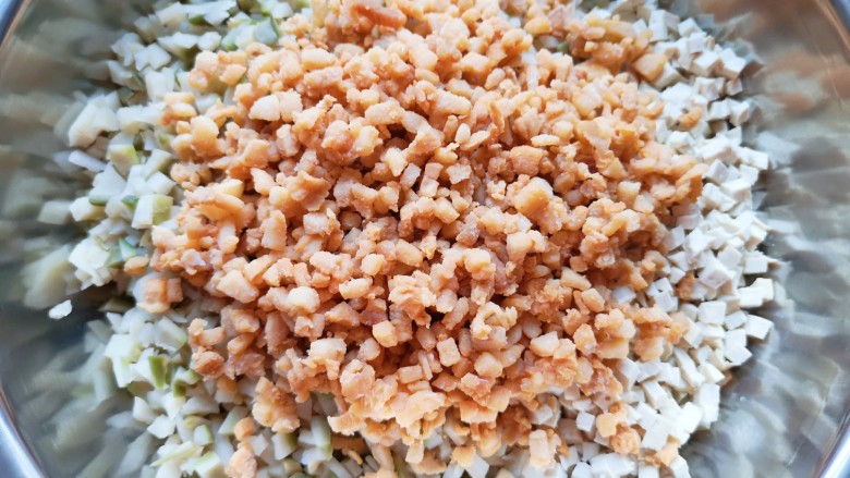 萝卜干油渣馅包子,切好的萝卜干和老豆腐一起放入盆里,加入<a style='color:red;display:inline-block;' href='/shicai/ 11620'>猪油渣</a>混合均匀。