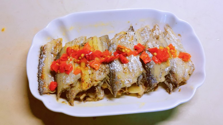 清蒸带鱼,取出,倒出蒸出的汤水,放入<a style='color:red;display:inline-block;' href='/shicai/ 4870'>剁辣椒</a>。